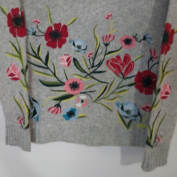 ROMEO +JULIET Elegant Floral Embroidered Sweater - Picture 4 of 10